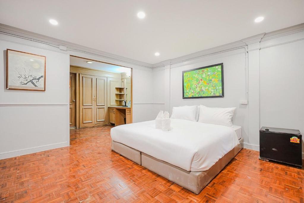 a bedroom with a large white bed and a television at XXCASA Sukhumvit 39 คาซ่า สุขุมวิท 39 BTS ทองหล่อ in Klong Toi