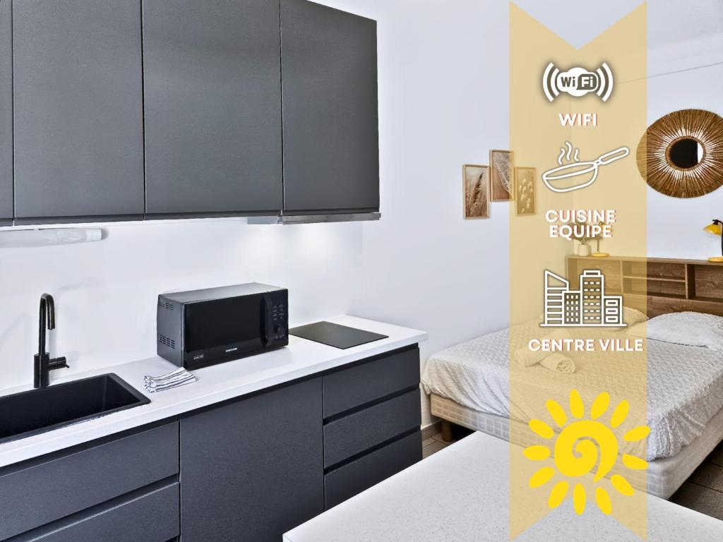 a kitchen with a sink and a counter with a sign at Casa Dax - Centre - Moderne - Linge inclus in Dax