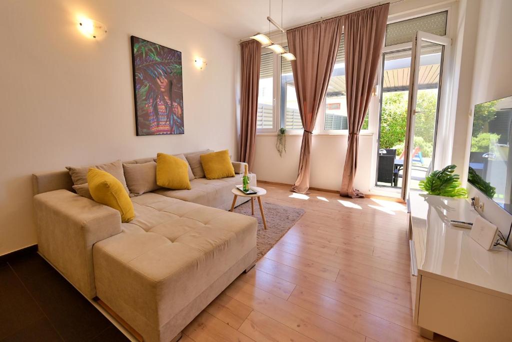 Emily Garden city apartment with Private parking