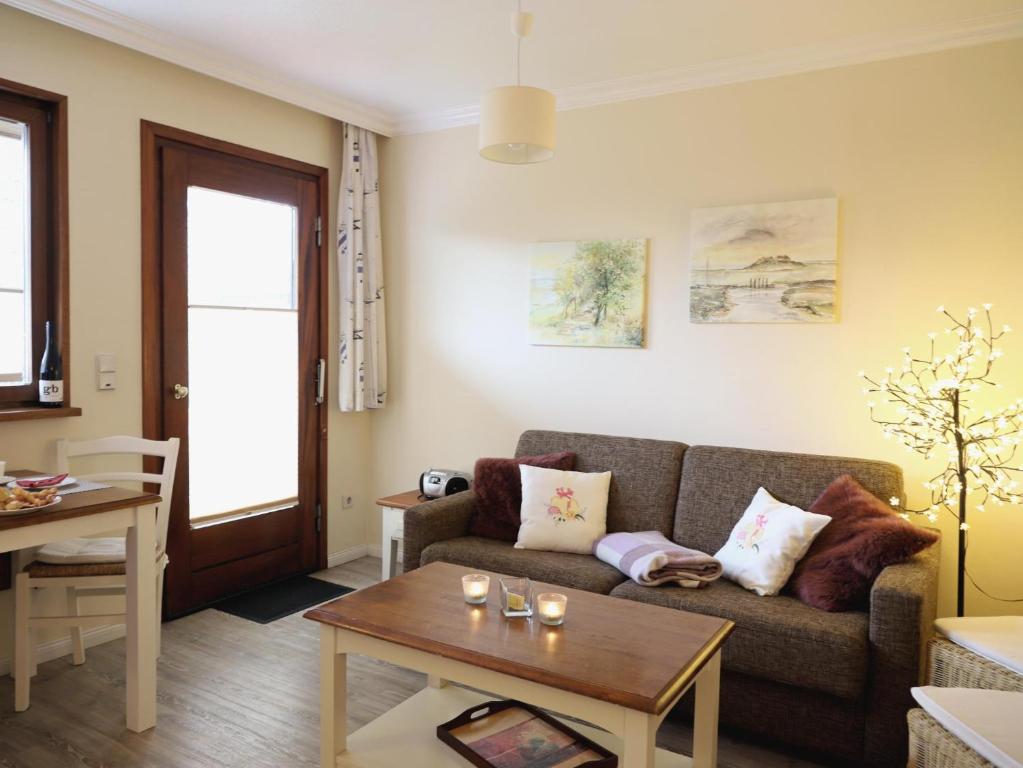 a living room with a couch and a table at Fischerweg-39-Whg-2-Amrum in Westerland