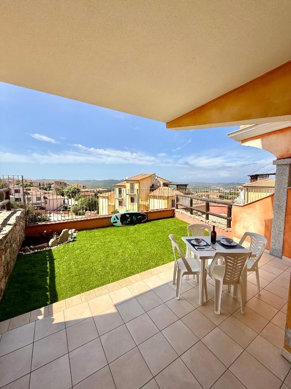 a patio with a table and chairs on a balcony at Benni Surf House in San Pasquale
