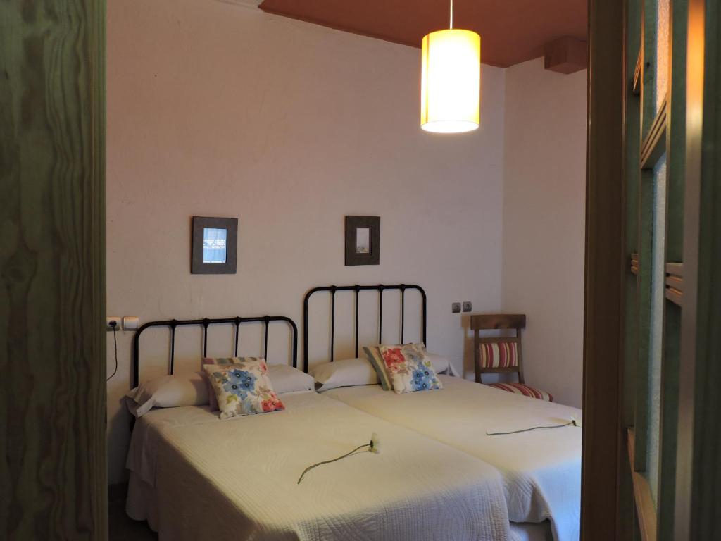 A bed or beds in a room at Casa Rural Santa Ana