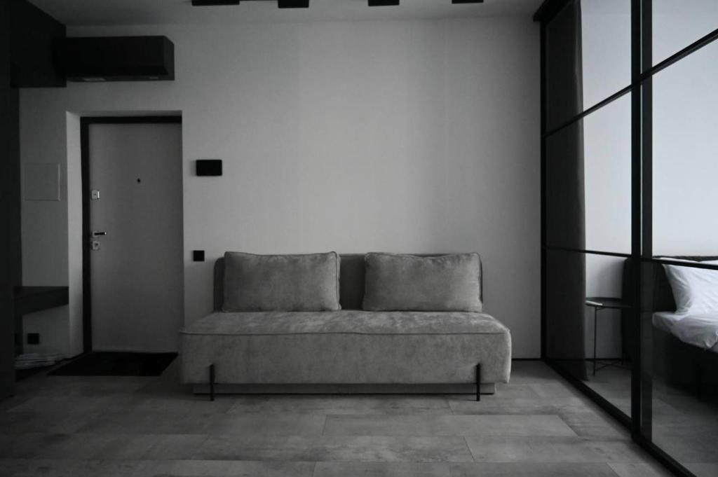 Modern Dark Minimalist Apartment with Panoramic Views головне фото