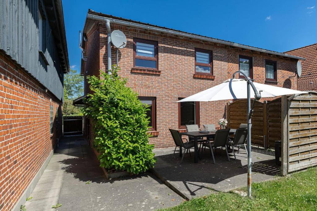 a patio with a table and an umbrella at Ferienhaus Neeb in Gammendorf