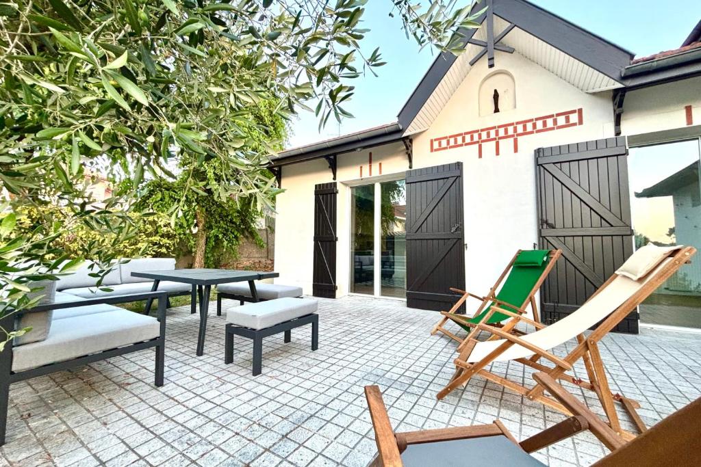 Renovated villa in the heart of Arcachon outbuilding