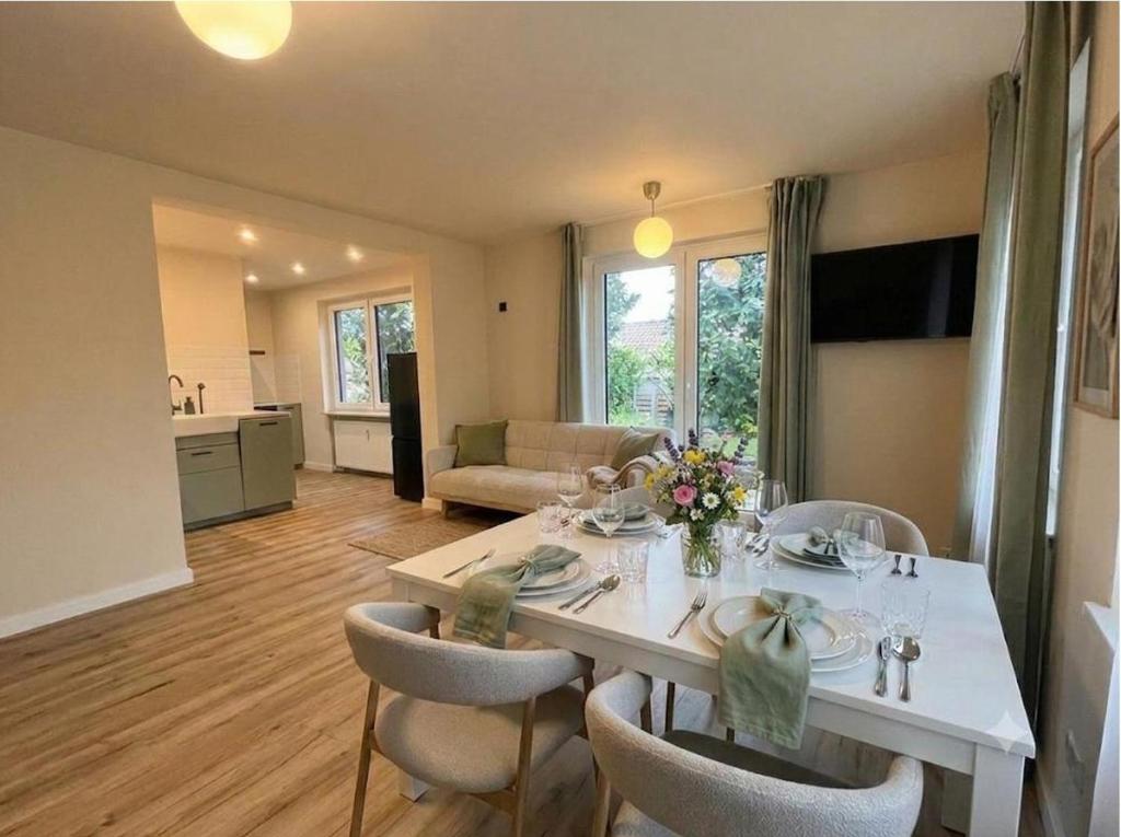 a dining room with a white table and chairs at Ruheoase am Stadtrand in Buchholz in der Nordheide