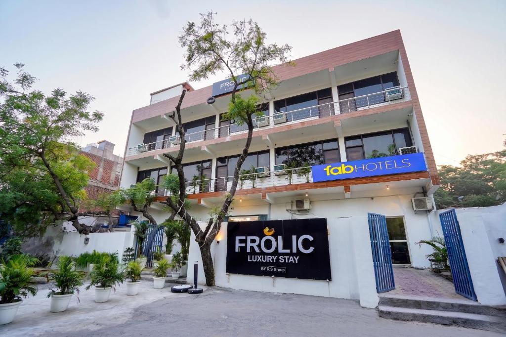 FabHotel Frolic Luxury Stay - Nr, Sec 52 Noida Metro Station — 2