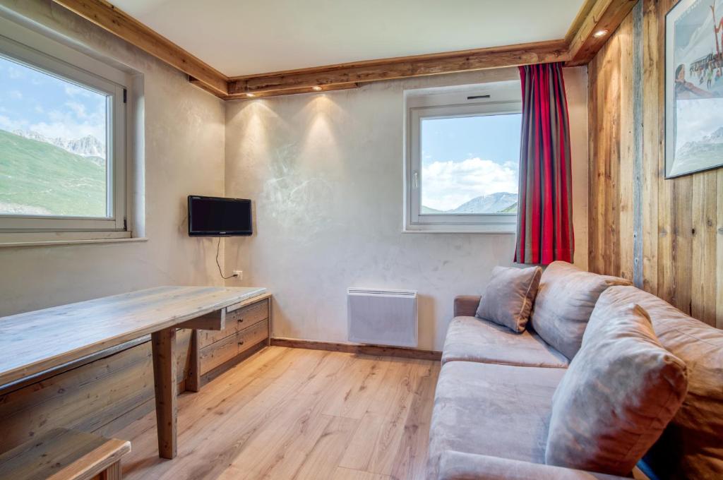a living room with a couch and a table at Appartement Tommeuse 93 in Tignes
