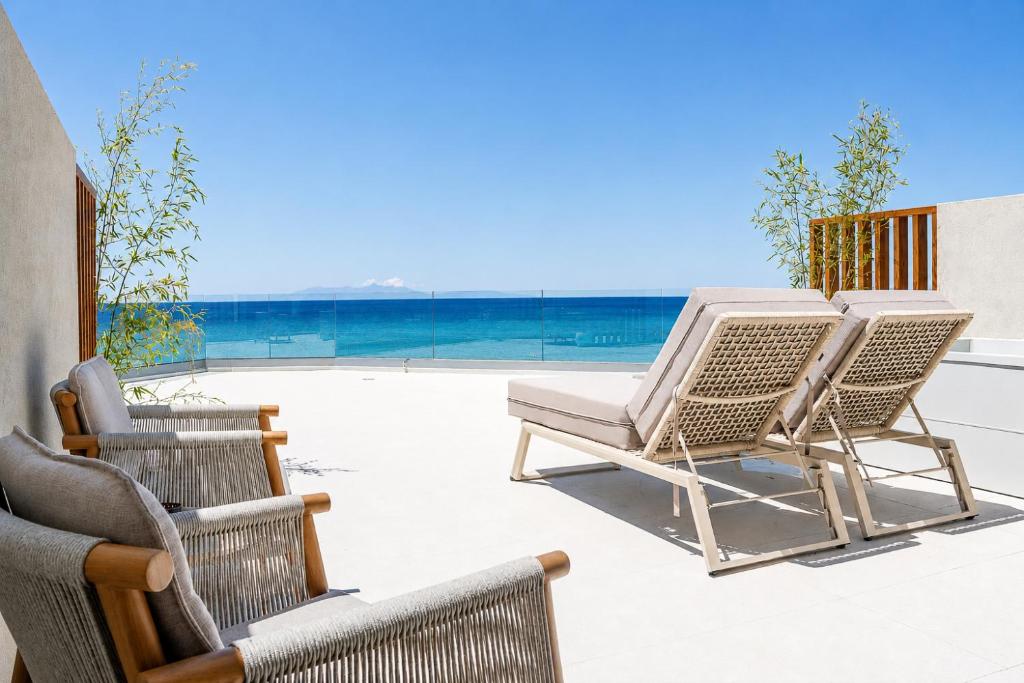 a group of chairs sitting on top of a patio at enplomare in Plomari