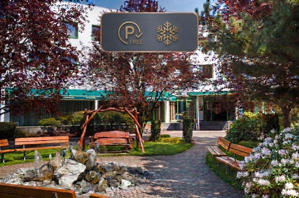 znak przed budynkiem z ławkami w obiekcie Hotel Partner w Warszawie