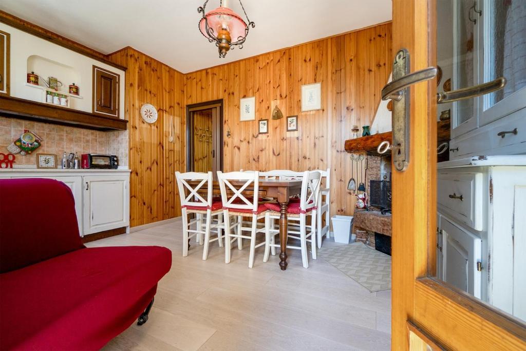 a kitchen and dining room with a table and chairs at Un piccolo nido accogliente in Fanano