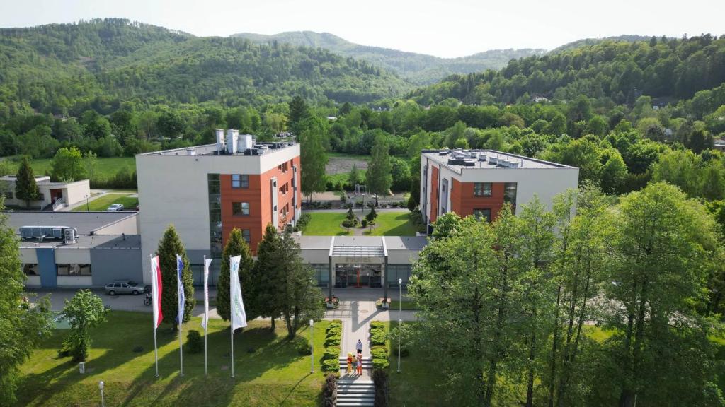 Luftaufnahme eines Gebäudes mit Bergen im Hintergrund in der Unterkunft Hotel Szyndzielnia in Bielsko-Biała