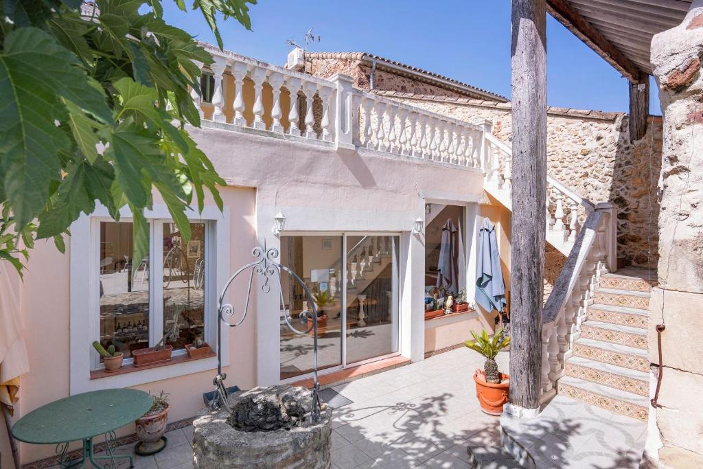 a villa with a view of the courtyard at Le Clos Mazerolles in Cruzy