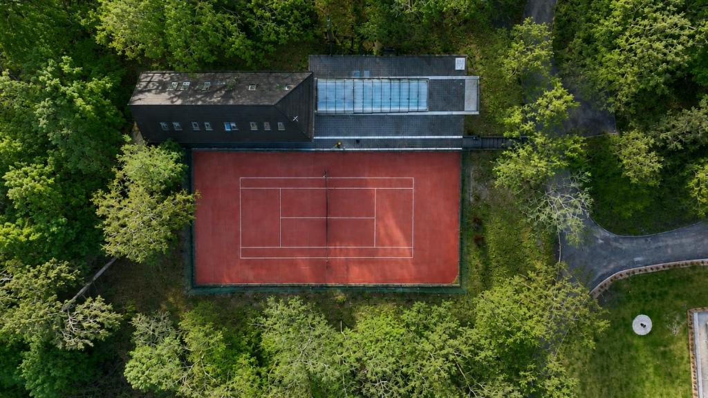 an overhead view of a tennis court in a forest at Kastélykert Vendégház in Bózsva