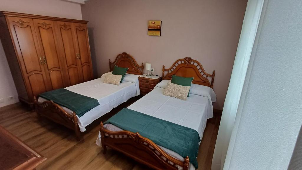 two beds in a small room with at La casa de Hio in Hio