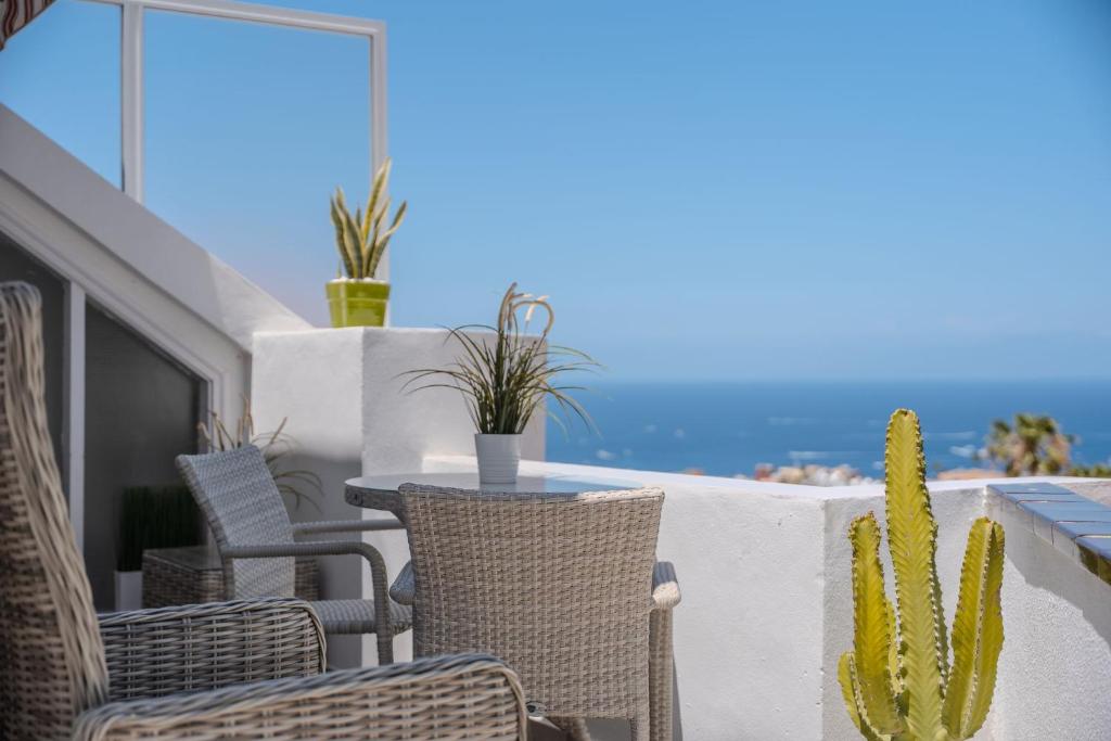 Charming 1-Bedroom Apartment with Ocean Views in Costa Adeje