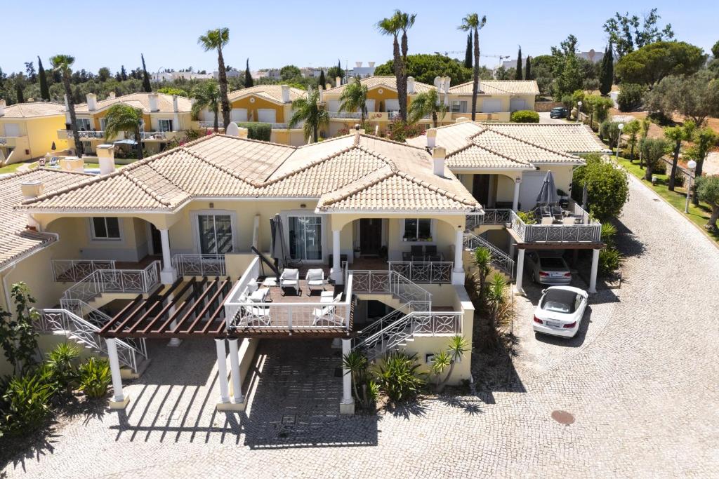 Golf Garden with pool by Hd properties