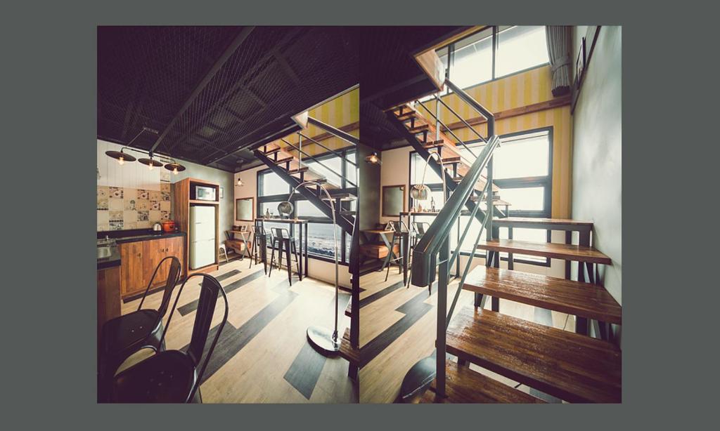 Zimmer mit Treppen und Bänken in einem Gebäude in der Unterkunft La Beaute Jeju Pension in Seogwipo