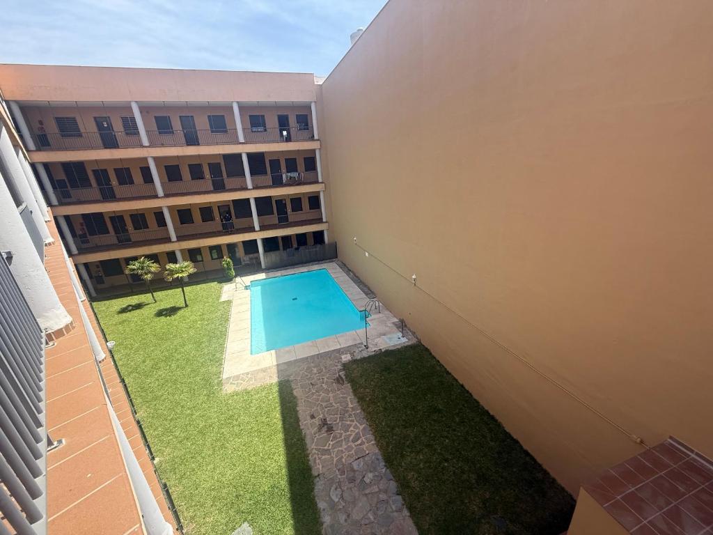 an external view of a building with a swimming pool at Piso en Barbate 2 dormitorios y piscina comunitaria in Barbate