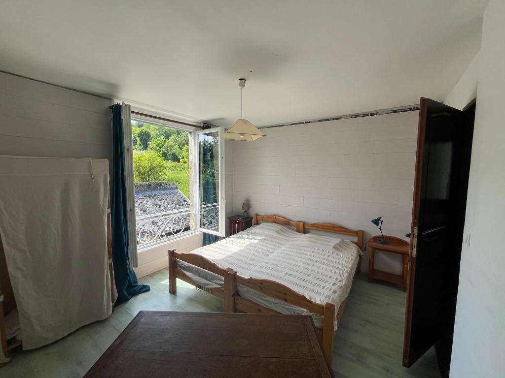 a small room with a bed and a window at Appartement indépendant dans maison en pierre in Coeuvres-et-Valsery