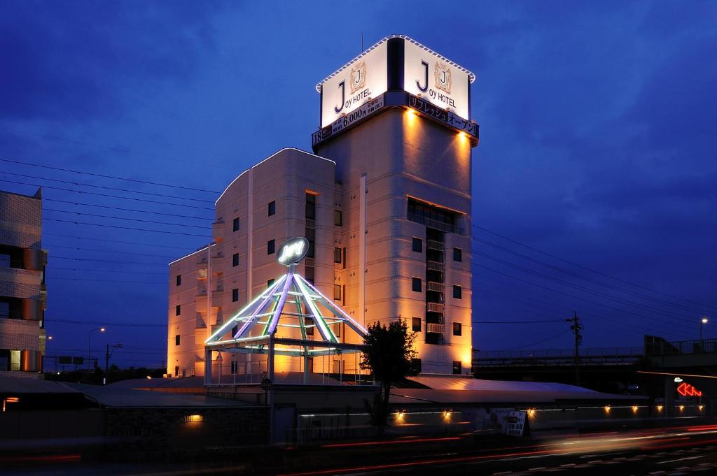 un edificio con una torre de reloj encima en Hotel Joy (Adult Only), en Komaki