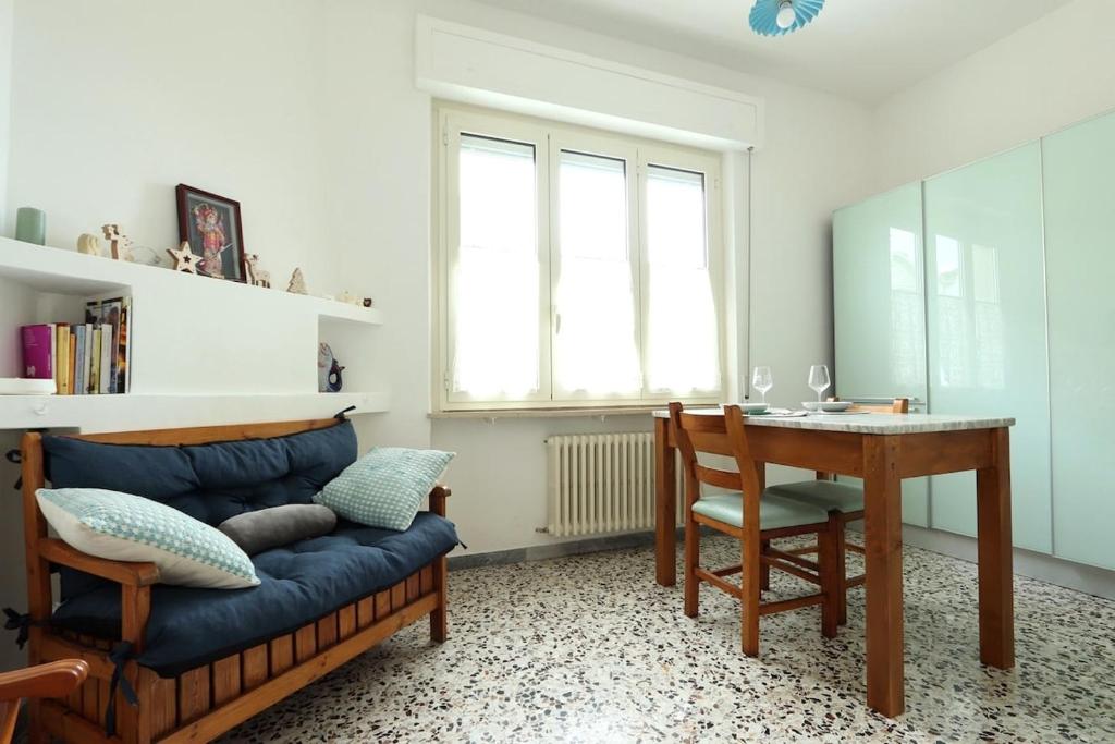a living room with a couch and a table and a desk at Bilocale a 500m dal mare in Giulianova