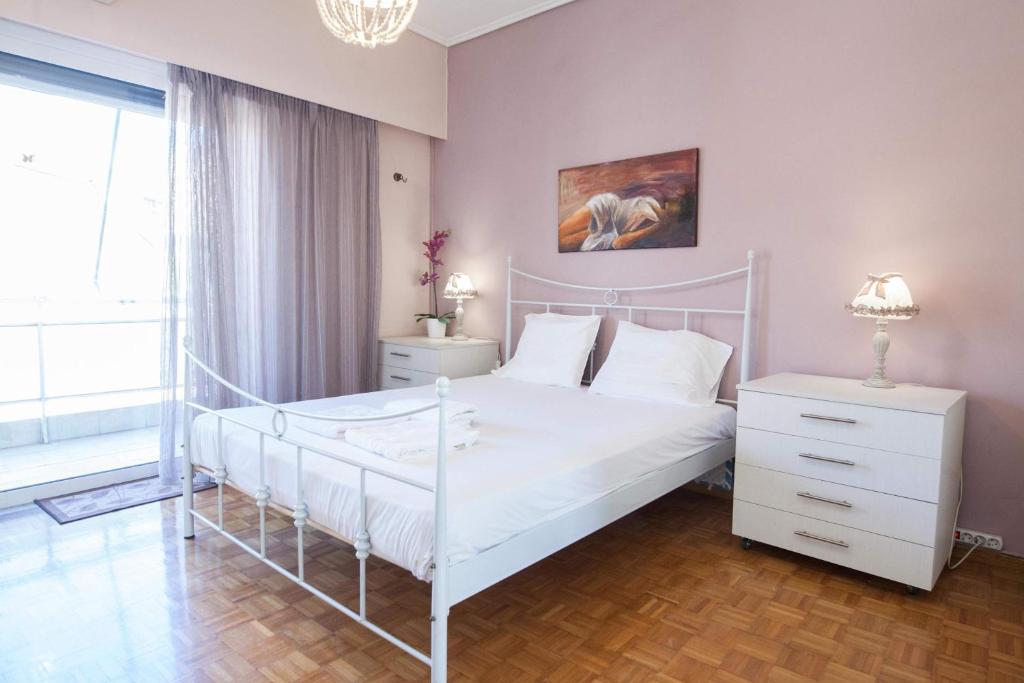 Elegant 2 Bd Apt with Balcony in Korydallos Square