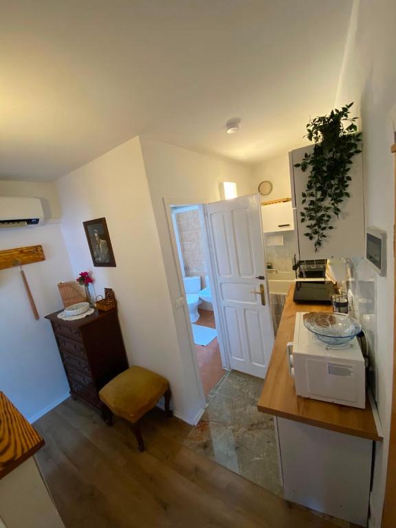a room with a kitchen with a counter and a door at Casa Tre Fiori 3 in Mignanego
