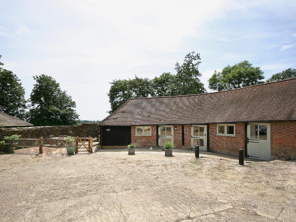 an old brick house with a large driveway at Ox Lodge Barn - Pqqw in Battle