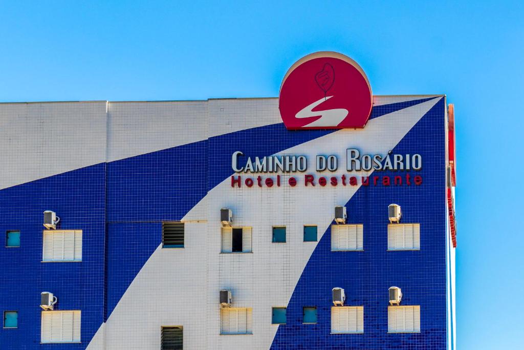 a building with a sign on the side of it at Hotel Caminho do Rosário in Aparecida