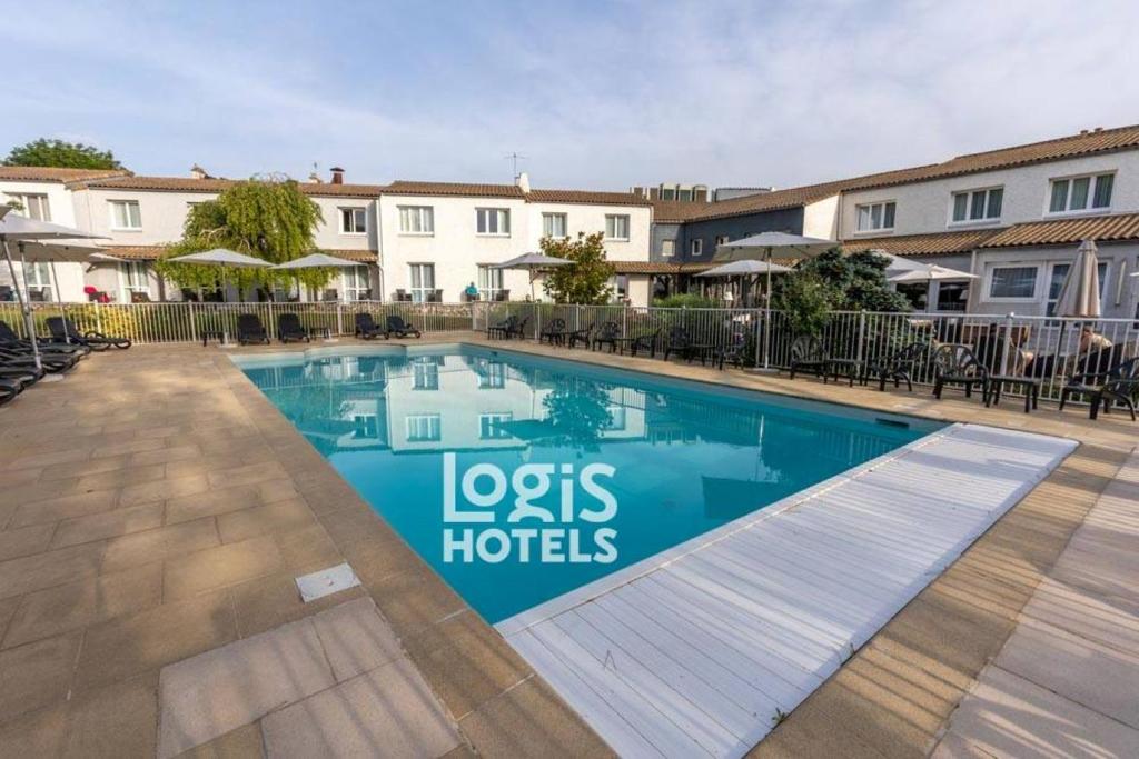 a swimming pool at a hotel with tables and chairs at Logis LE RABELAIS Hôtel- Restaurant - SPA in Fontenay-le-Comte