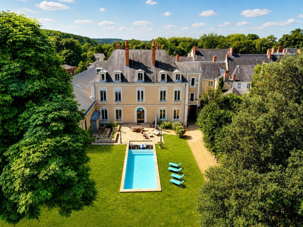 an aerial view of a house with a swimming pool at La Parenthèse Fléchoise, Chambre Raphaël in La Flèche