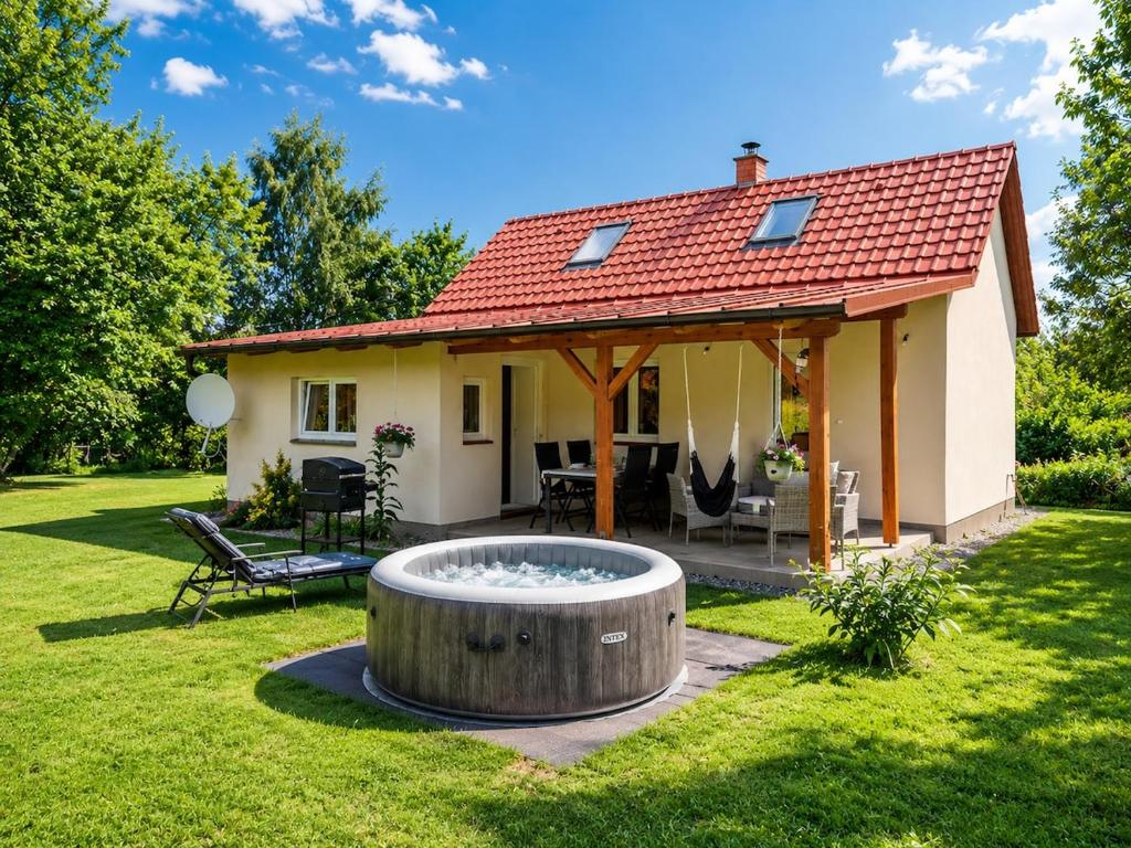 a small house with a large tub in the yard at Chata pod Jilmy in Pelhřimov