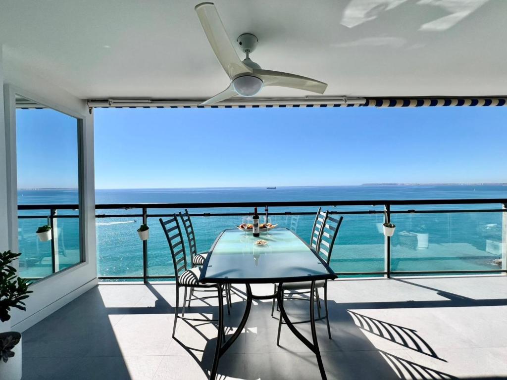 Stunning ocean views Totally refurbished Great terrace Direct access to the beach Air conditioner Wifi