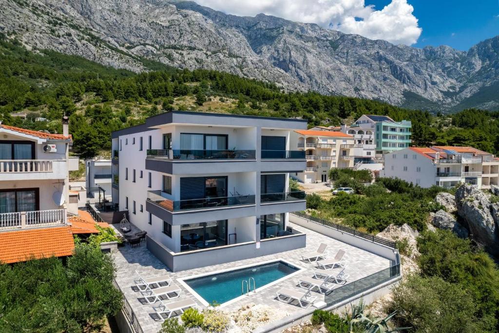 Luxury AP with swimmingpool