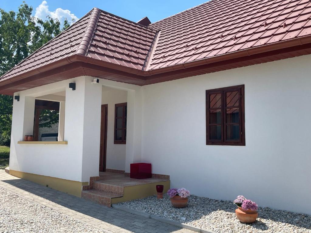 a small white house with a red roof at Vanellus in Balatongyörök
