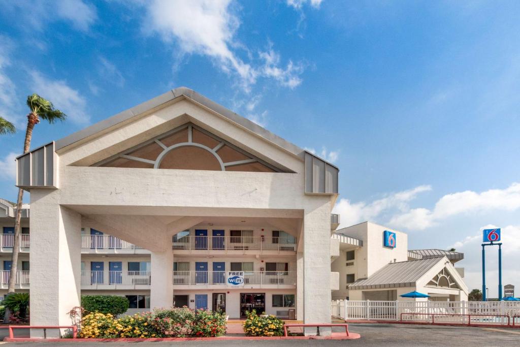 un edificio de hotel con una palmera delante en Motel 6-Brownsville, TX North, en Brownsville