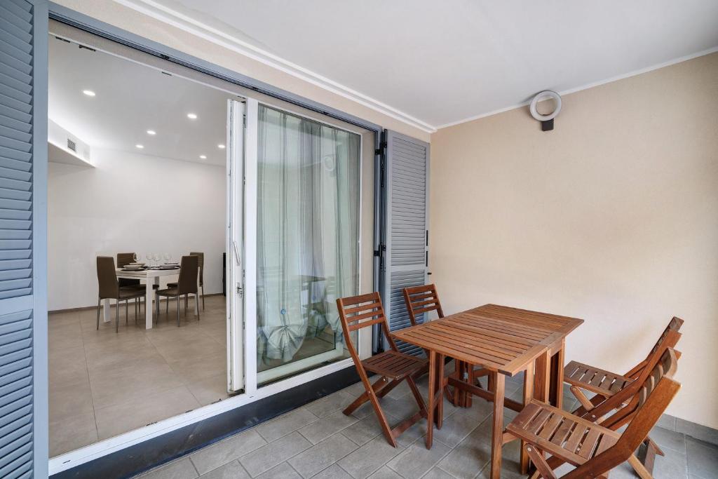 a dining room with a table and chairs at Sea House Superior in Pietra Ligure