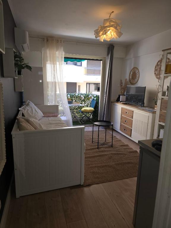 Charming studio for two with balcony in Antibes