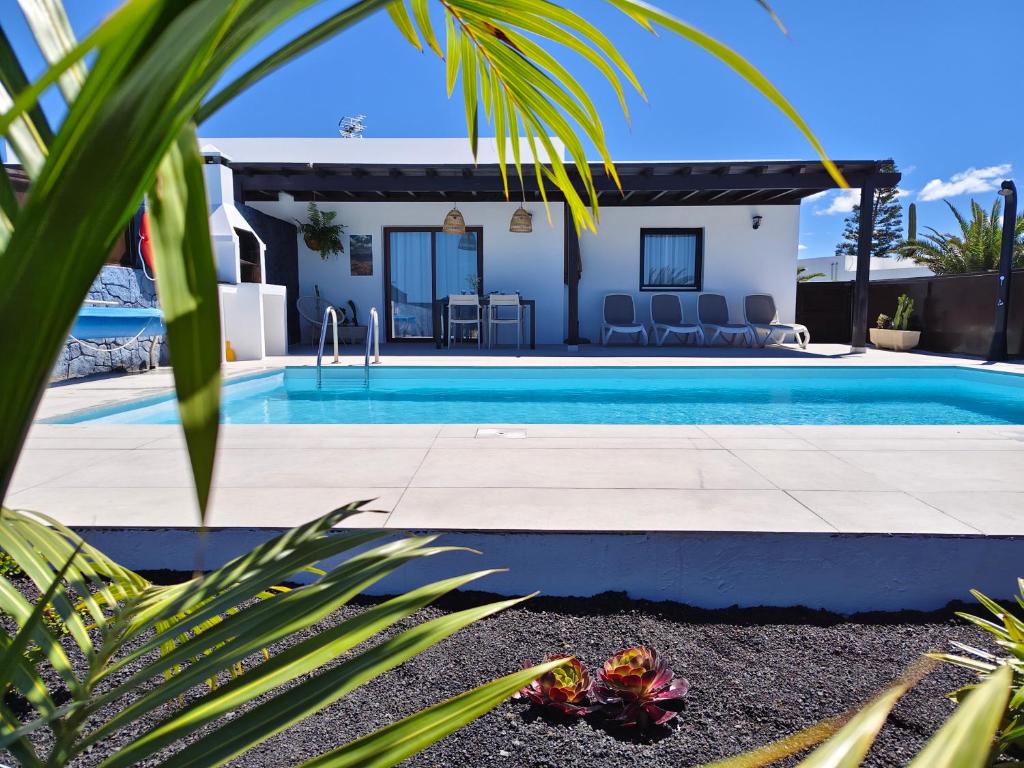 a villa with a swimming pool and a house at Villas Rodríguez in Playa Blanca