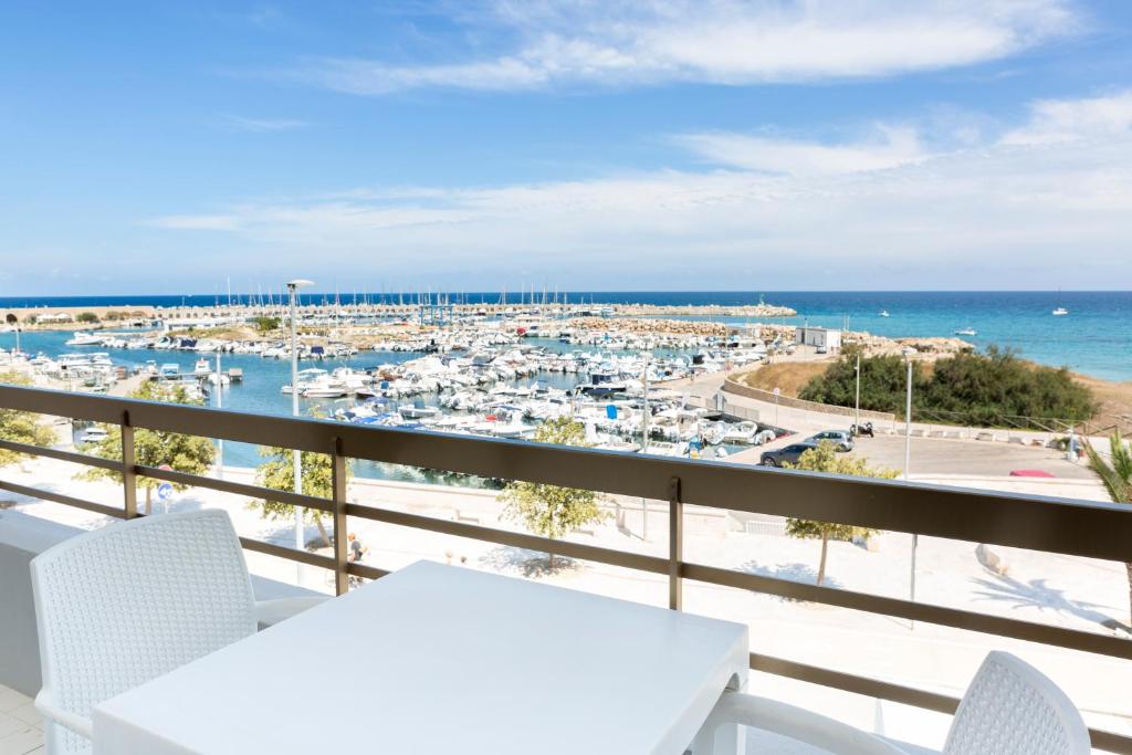 ein Balkon mit Blick auf den Strand und das Meer in der Unterkunft Hotel Côte D'Est in San Foca