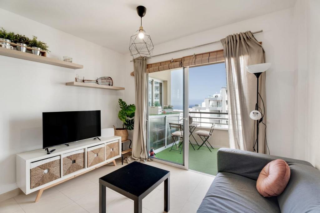 Charming 2-Bedroom Apartment with Ocean Views in Adeje