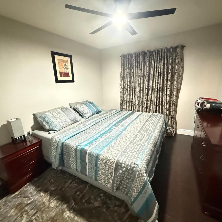 a bedroom with a bed and a ceiling fan at Luxury and Comfort in Coconut Creek