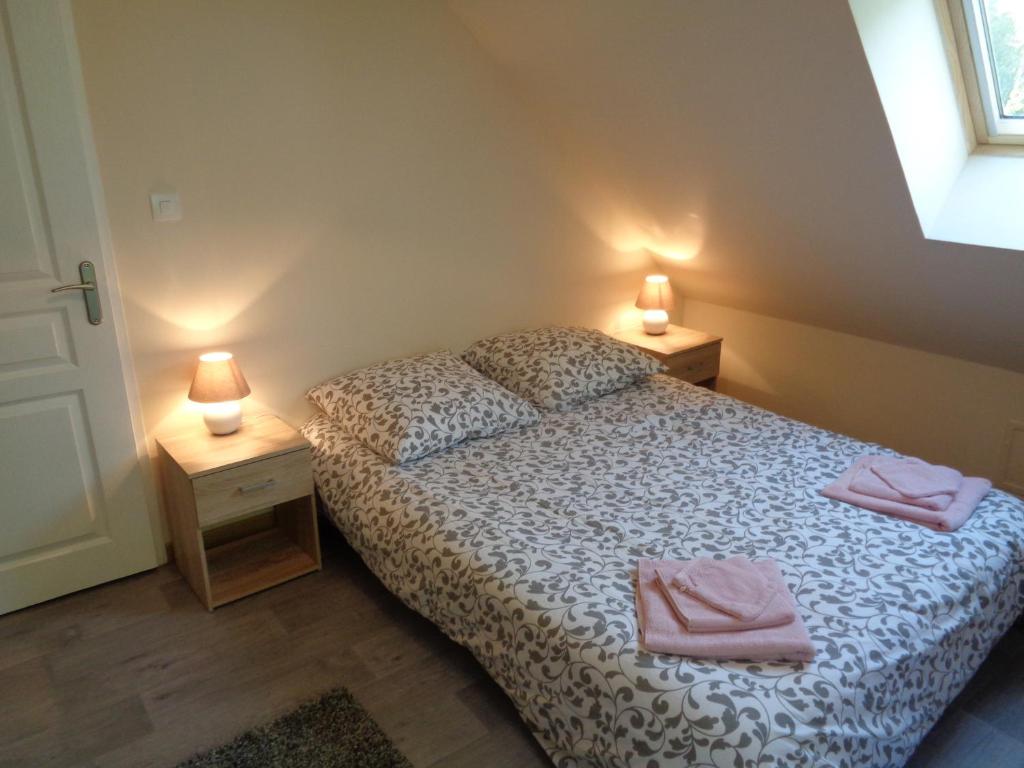 1 dormitorio con 1 cama y 2 lámparas en 2 mesas en Apart - Country at Tingry, en Tingry