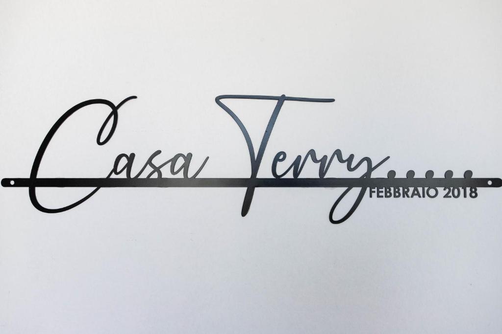 a sign that reads asia vermillion on a white wall at Casa Terry in Ronchi dei Legionari