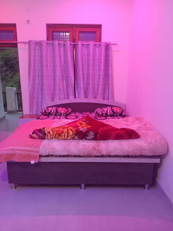 a pink bedroom with a bed with pink sheets at Cosy Paradise in Ādbadri