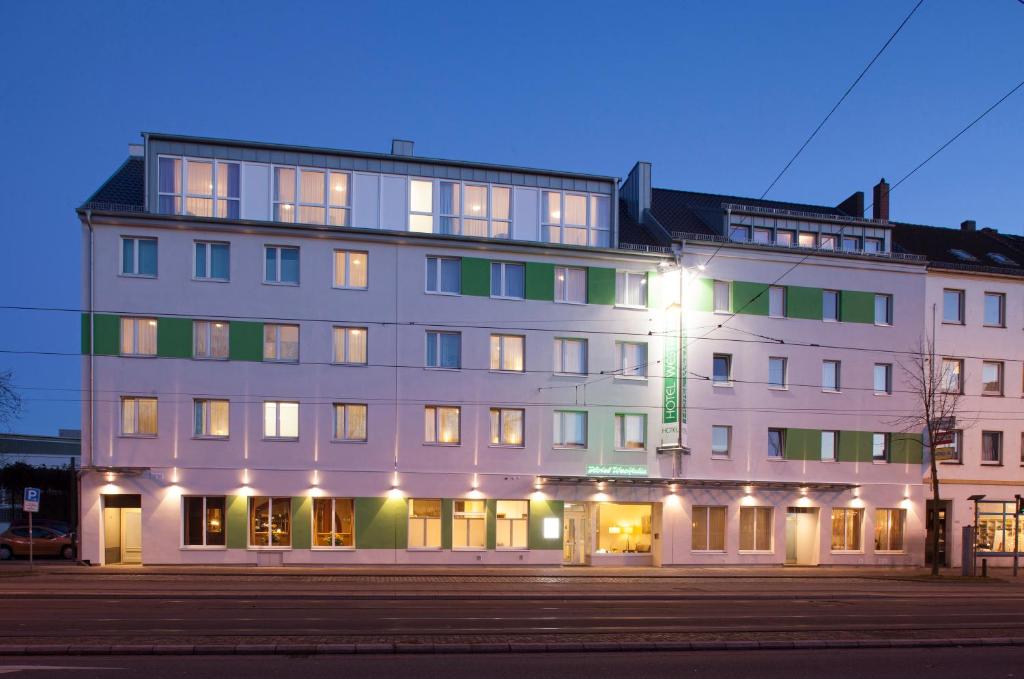 um grande edifício branco com muitas janelas em Hotel Westfalia em Bremen