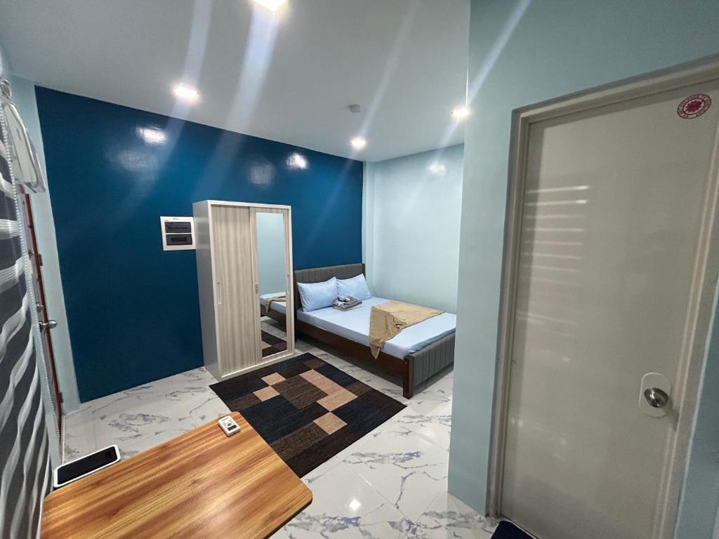 a small room with a bed and a mirror at M&S Cabina in Alburquerque