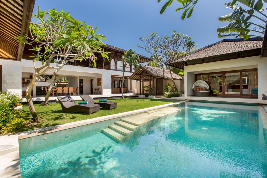 una piscina en el patio trasero de una casa en Villa Air Bali Boutique Resort and Spa, en Seminyak