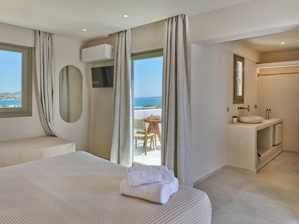 Deluxe double room with sea-view balcony